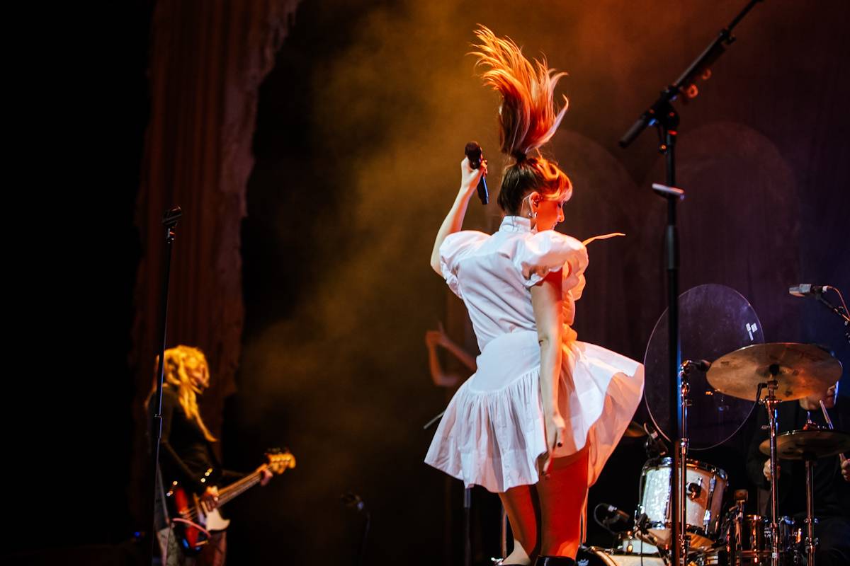 Hostina pro všechny. The Last Dinner Party přivezli do Prahy velkou porci energie