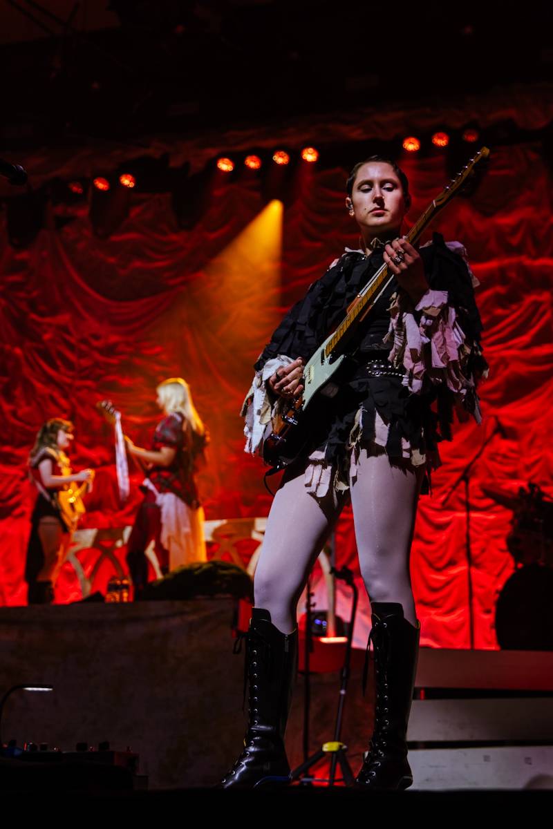 Hostina pro všechny. The Last Dinner Party přivezli do Prahy velkou porci energie