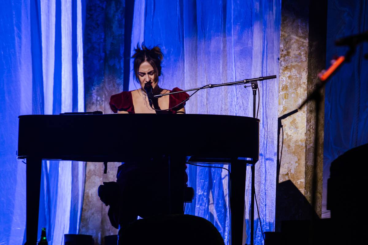 Hostina pro všechny. The Last Dinner Party přivezli do Prahy velkou porci energie