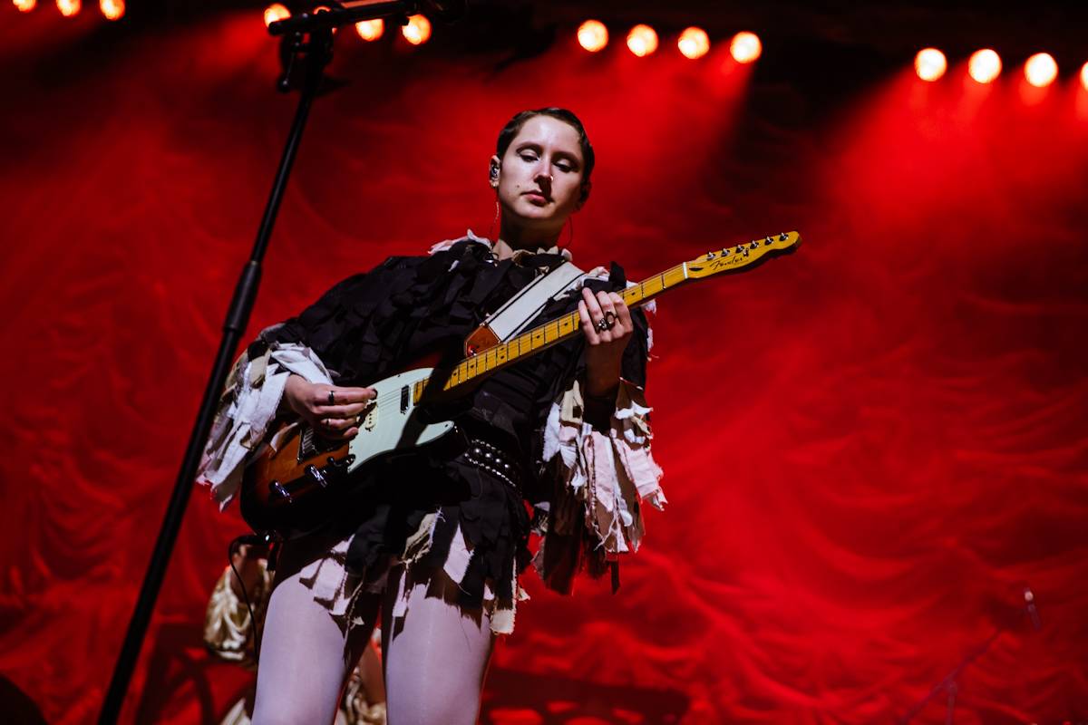 Hostina pro všechny. The Last Dinner Party přivezli do Prahy velkou porci energie