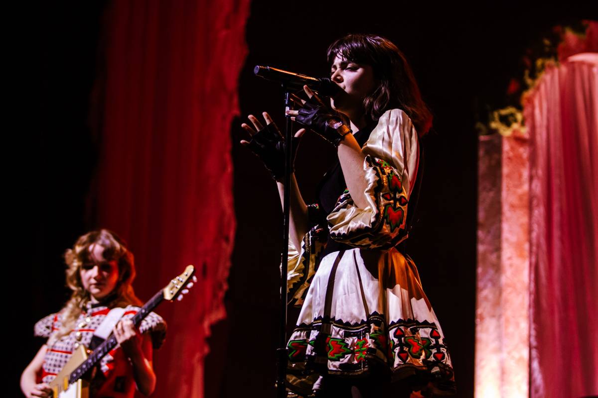 Hostina pro všechny. The Last Dinner Party přivezli do Prahy velkou porci energie
