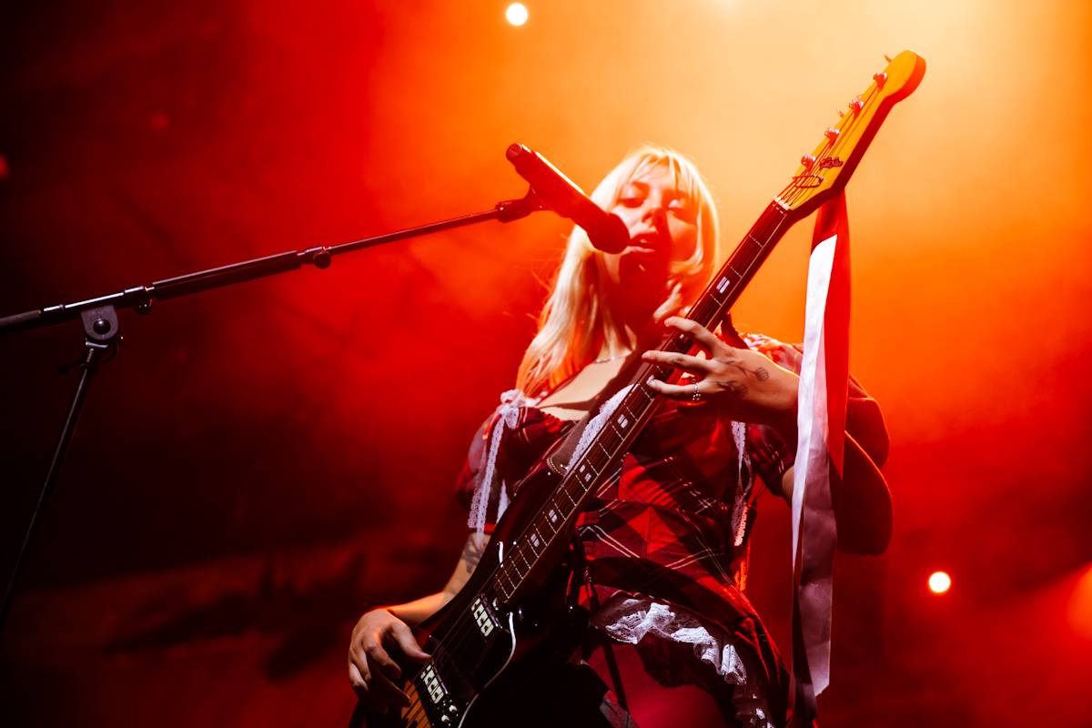 Hostina pro všechny. The Last Dinner Party přivezli do Prahy velkou porci energie