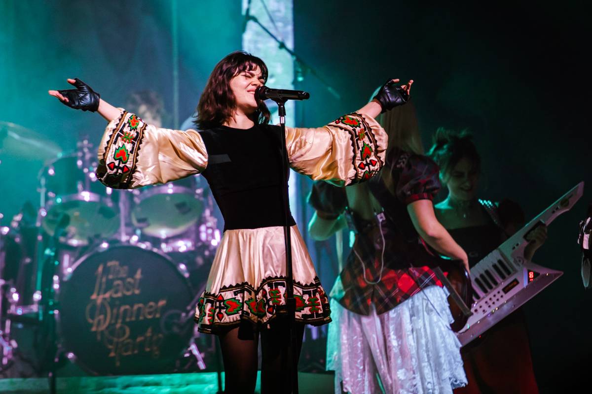 Hostina pro všechny. The Last Dinner Party přivezli do Prahy velkou porci energie