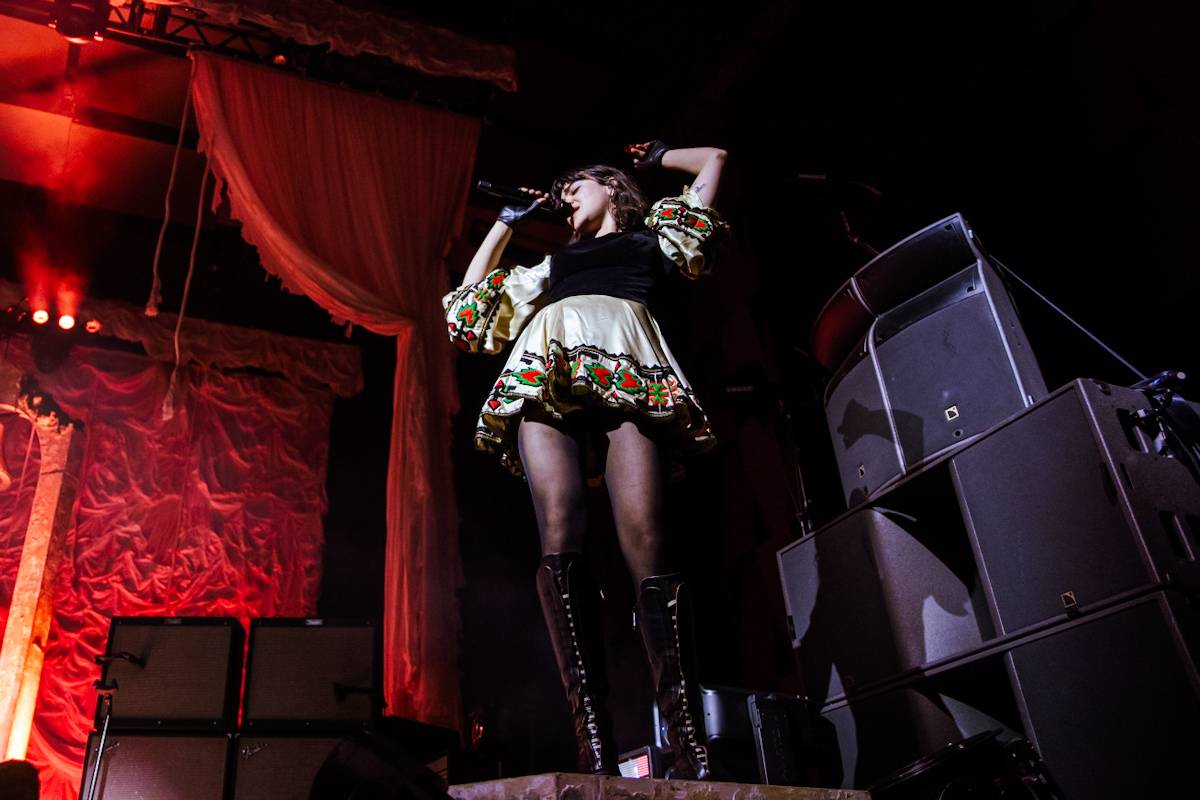 Hostina pro všechny. The Last Dinner Party přivezli do Prahy velkou porci energie