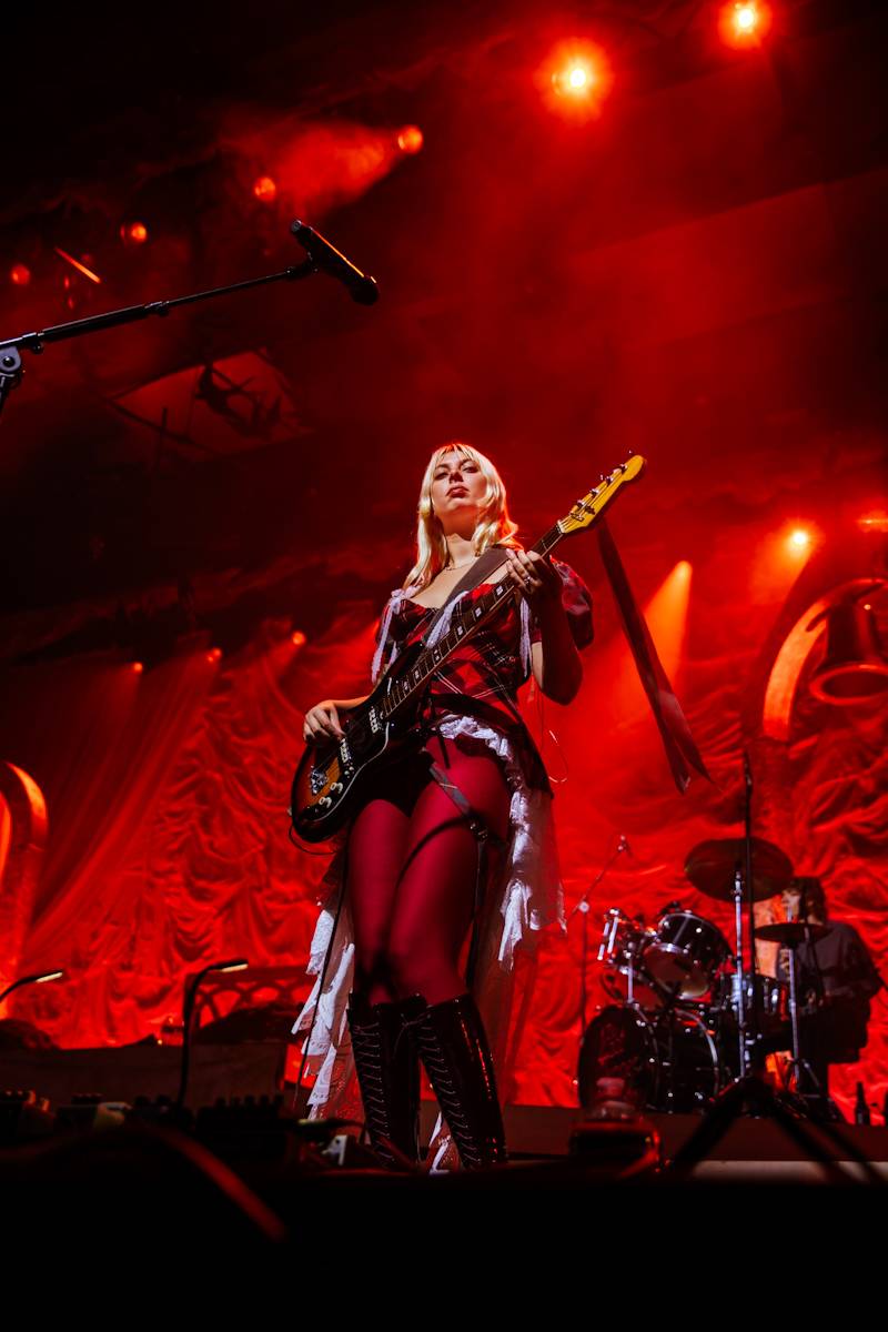 Hostina pro všechny. The Last Dinner Party přivezli do Prahy velkou porci energie