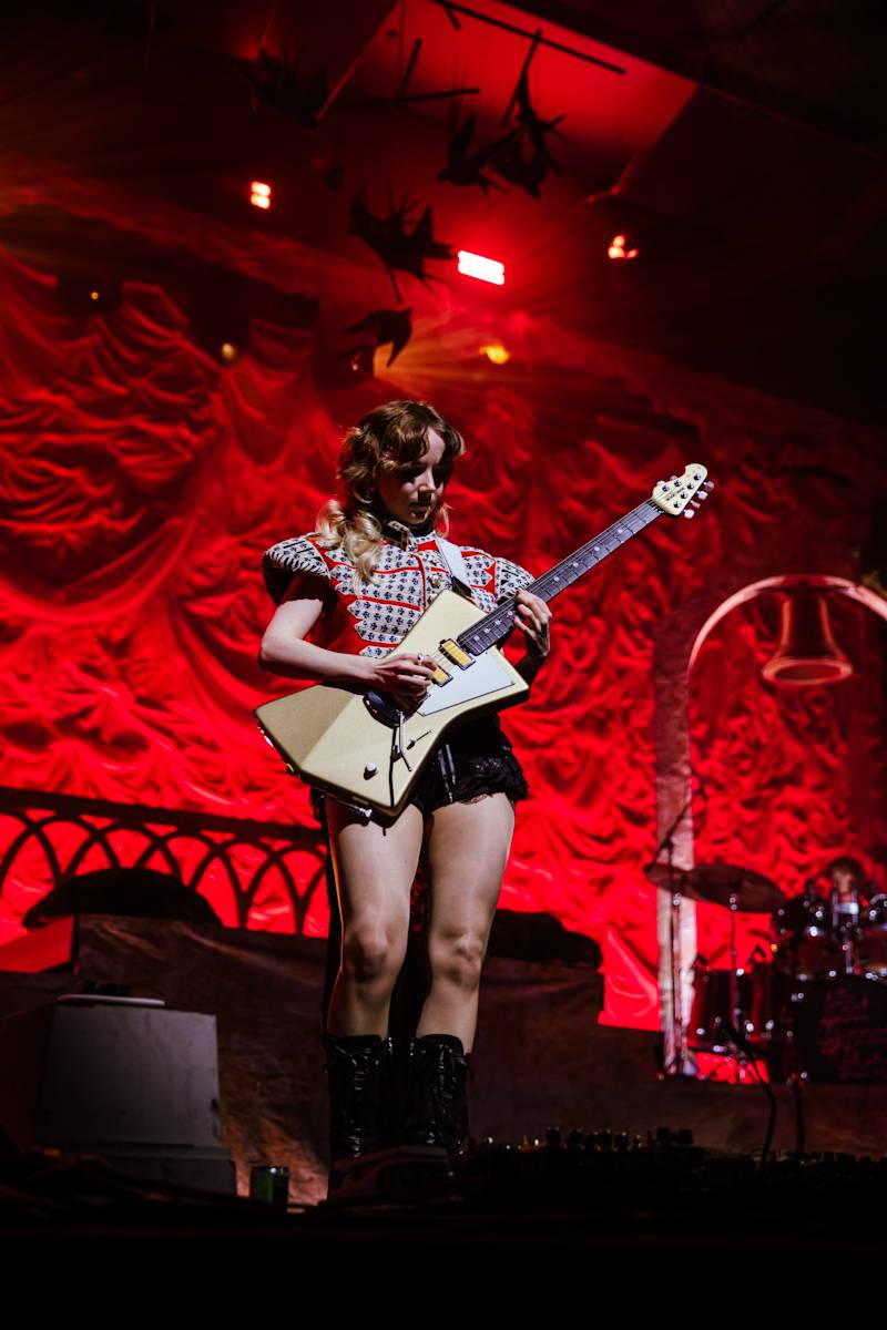 Hostina pro všechny. The Last Dinner Party přivezli do Prahy velkou porci energie