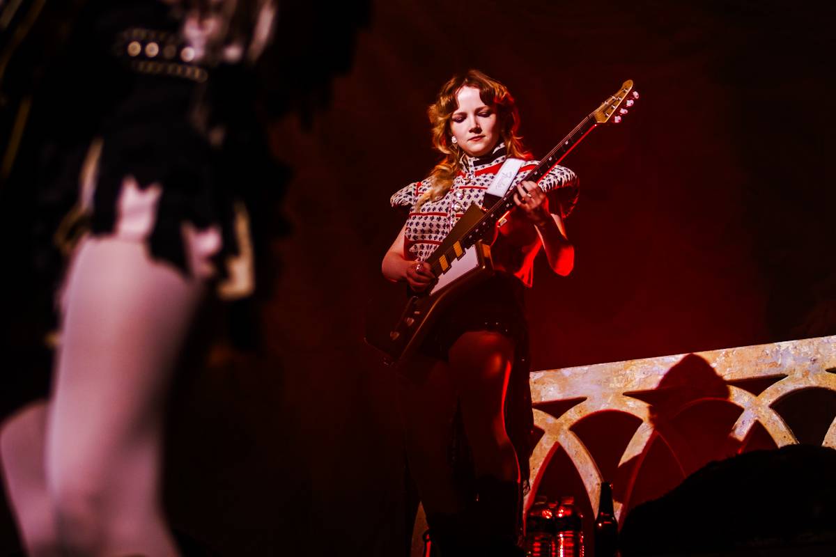 Hostina pro všechny. The Last Dinner Party přivezli do Prahy velkou porci energie