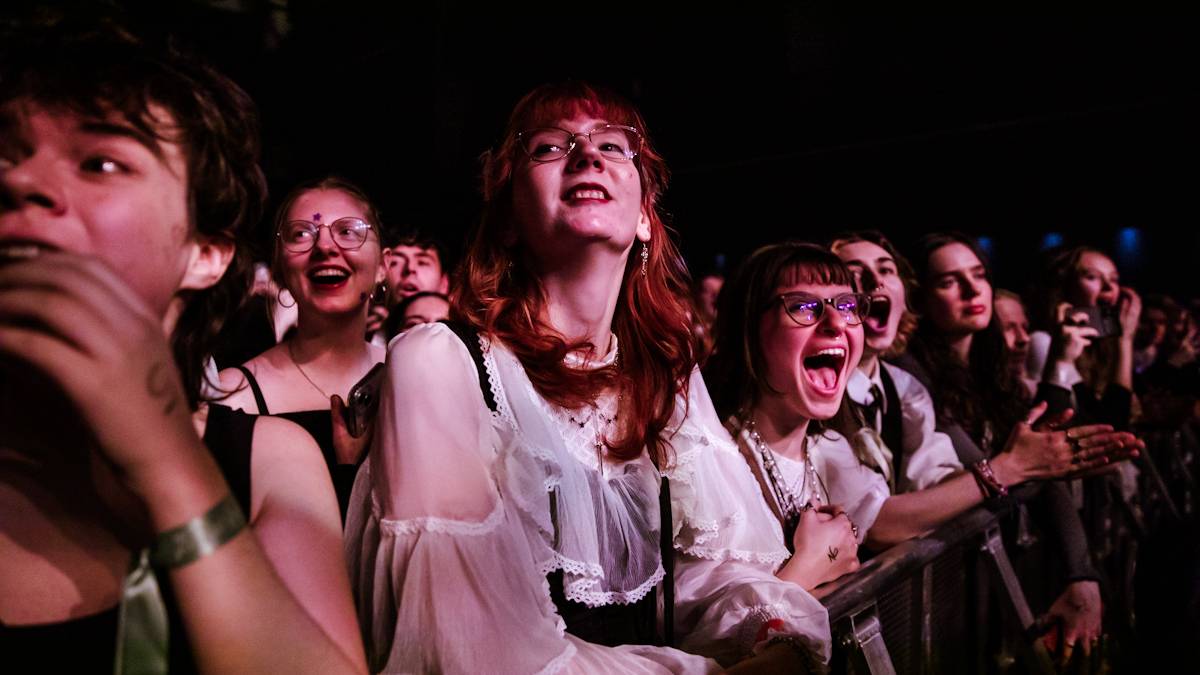 Hostina pro všechny. The Last Dinner Party přivezli do Prahy velkou porci energie