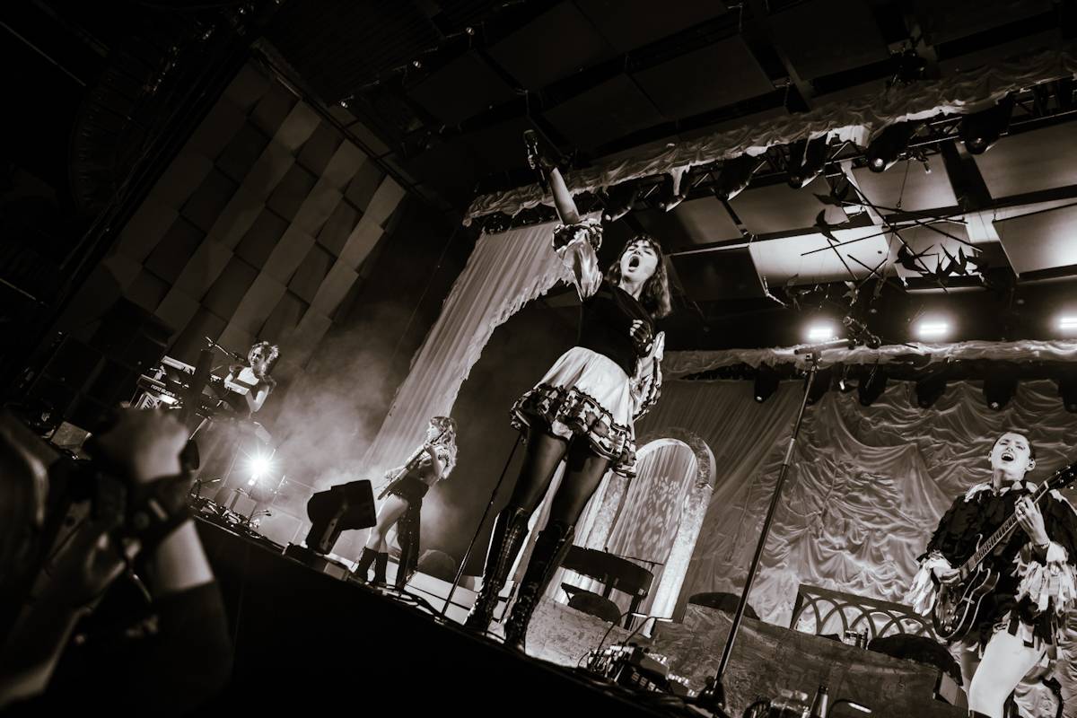 Hostina pro všechny. The Last Dinner Party přivezli do Prahy velkou porci energie