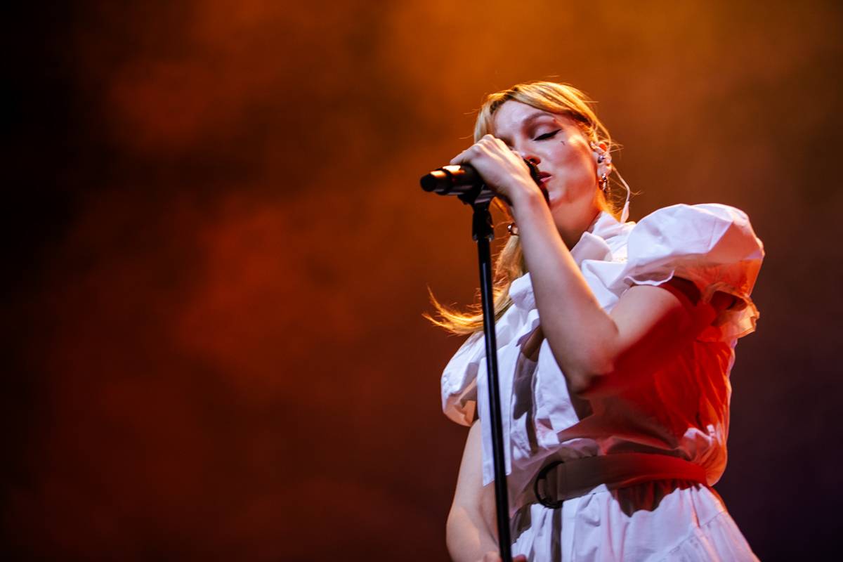 Hostina pro všechny. The Last Dinner Party přivezli do Prahy velkou porci energie