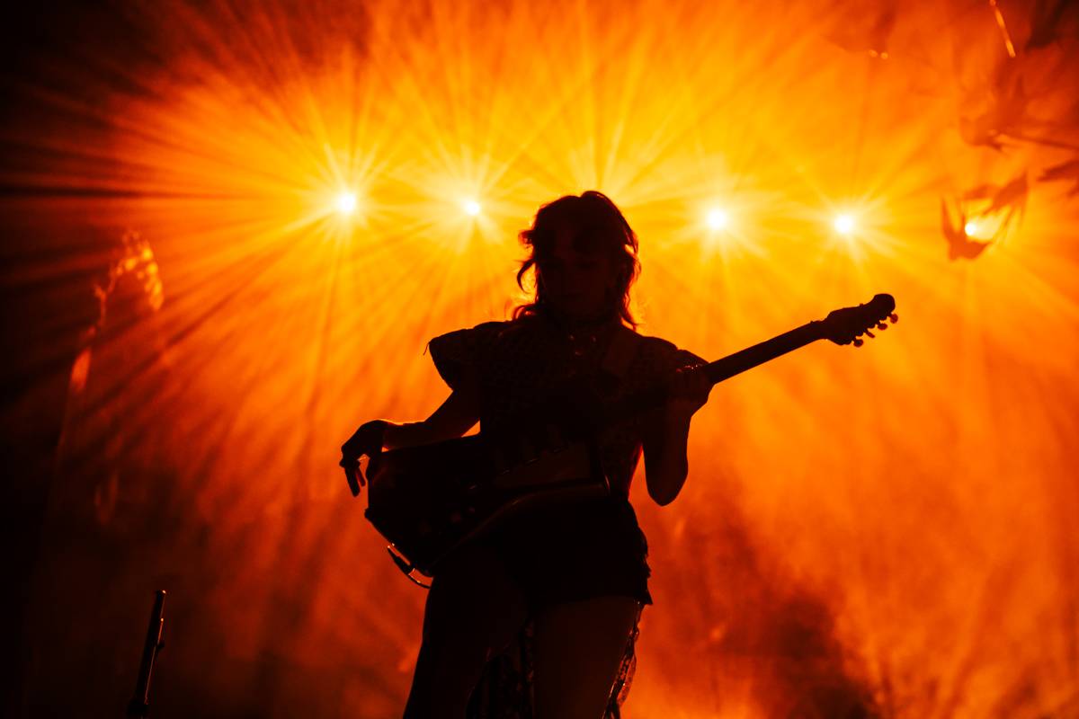 Hostina pro všechny. The Last Dinner Party přivezli do Prahy velkou porci energie