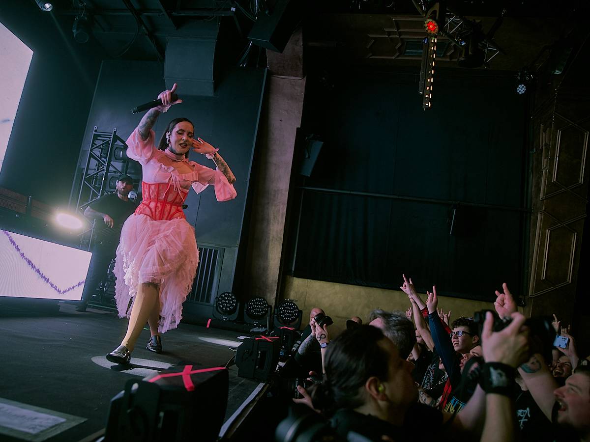 Jinjer předávali ve vyprodaném Roxy metalovou radost, večer otevřeli Textures a Unprocessed