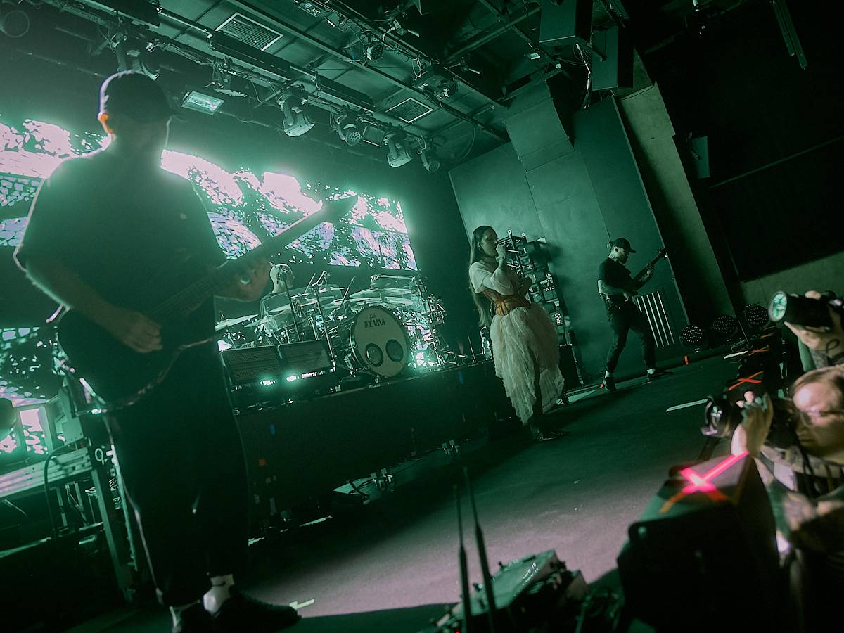 Jinjer předávali ve vyprodaném Roxy metalovou radost, večer otevřeli Textures a Unprocessed