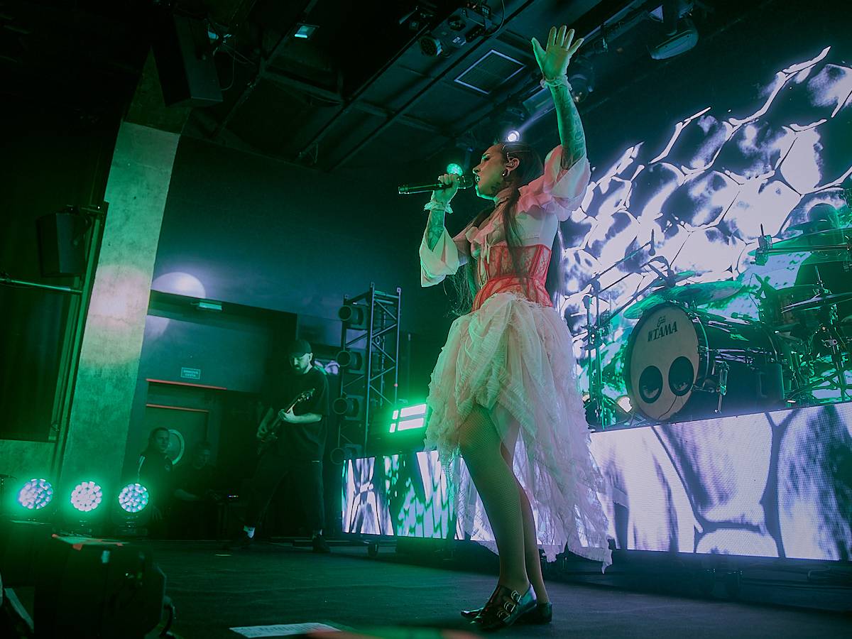 Jinjer předávali ve vyprodaném Roxy metalovou radost, večer otevřeli Textures a Unprocessed