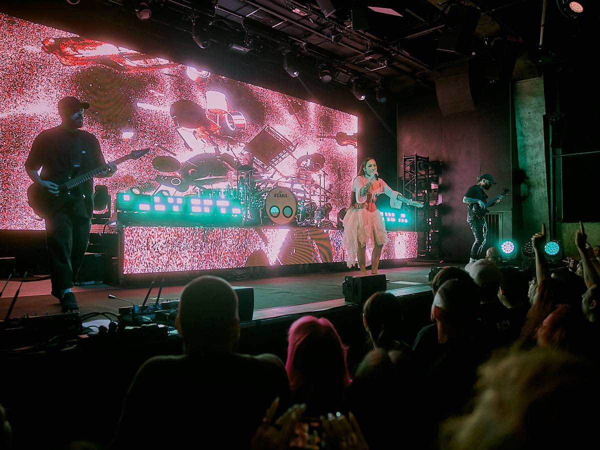 Jinjer předávali ve vyprodaném Roxy metalovou radost, večer otevřeli Textures a Unprocessed