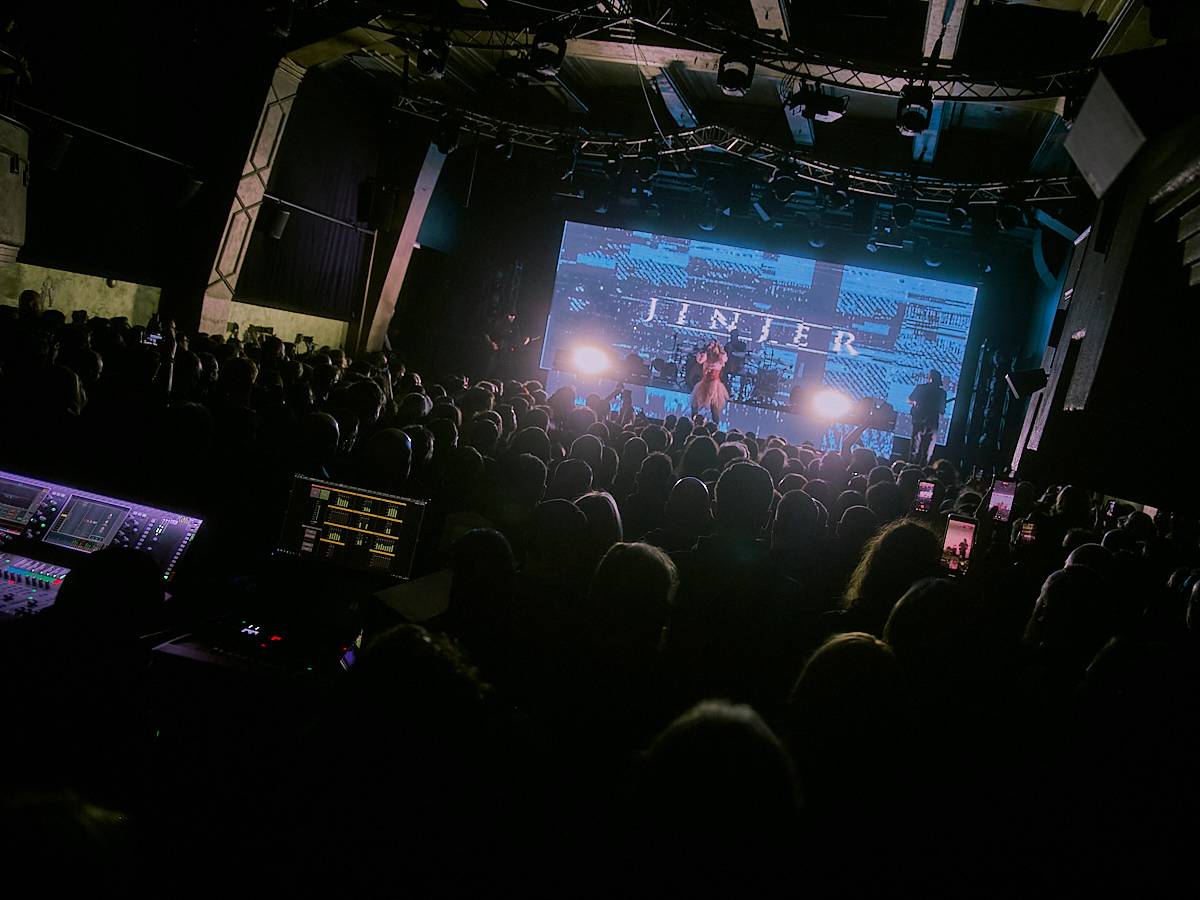 Jinjer předávali ve vyprodaném Roxy metalovou radost, večer otevřeli Textures a Unprocessed