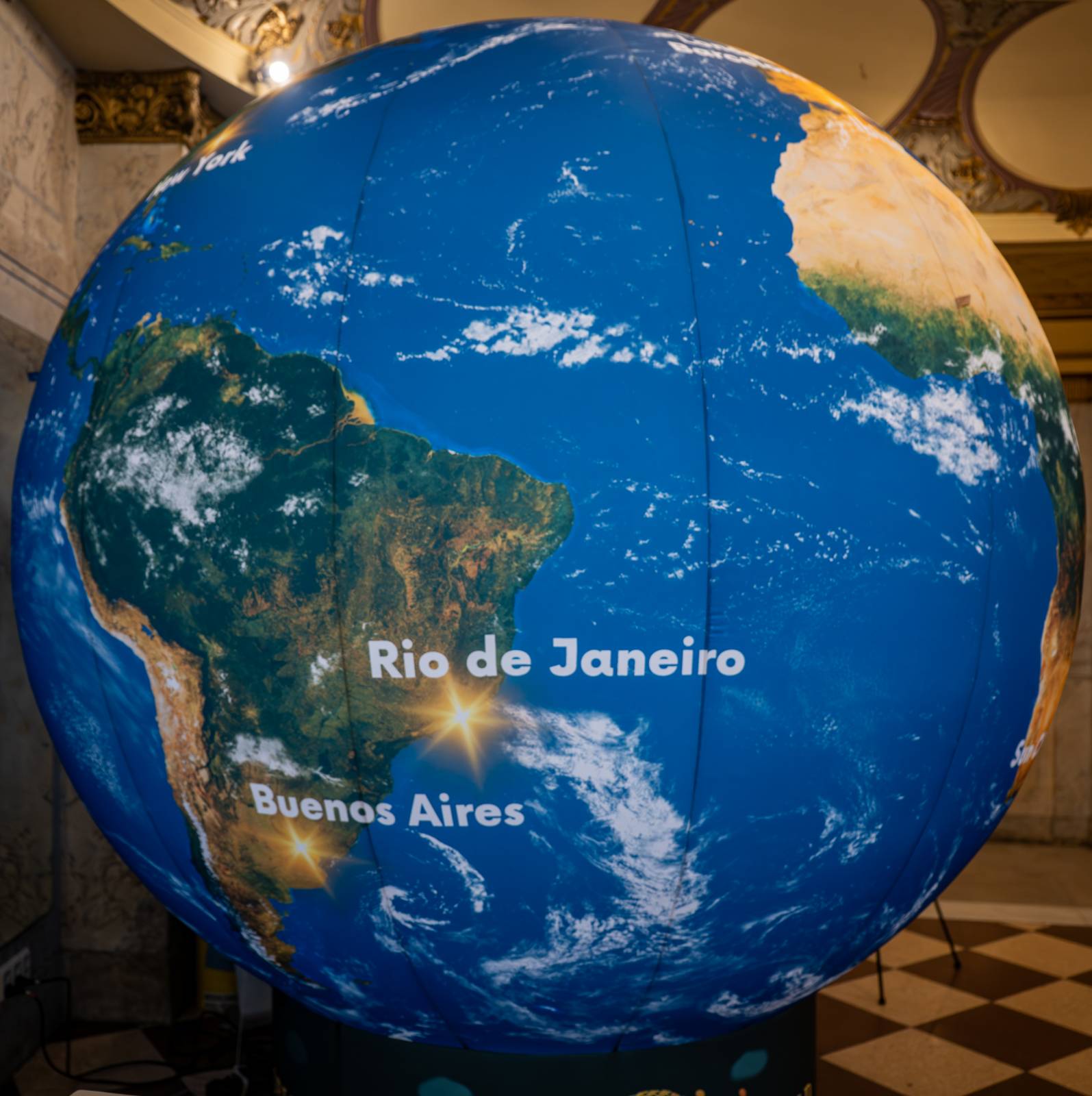 Pražskou Lucernou zněly hity Queen. Kapela Queenshow uzavřela v metropoli své turné po Česku