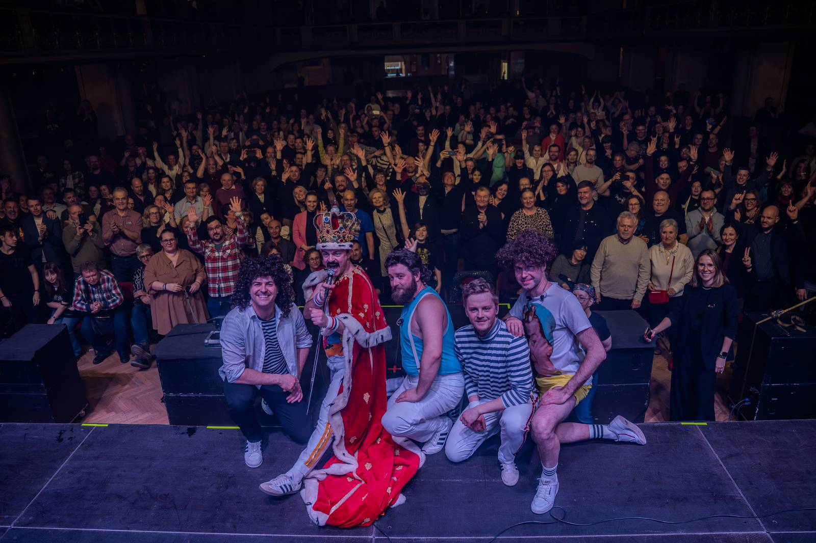 Pražskou Lucernou zněly hity Queen. Kapela Queenshow uzavřela v metropoli své turné po Česku