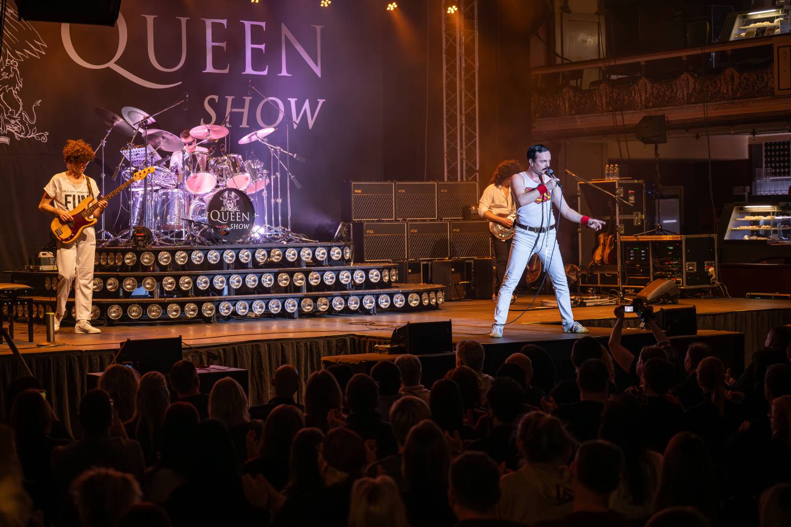 Pražskou Lucernou zněly hity Queen. Kapela Queenshow uzavřela v metropoli své turné po Česku