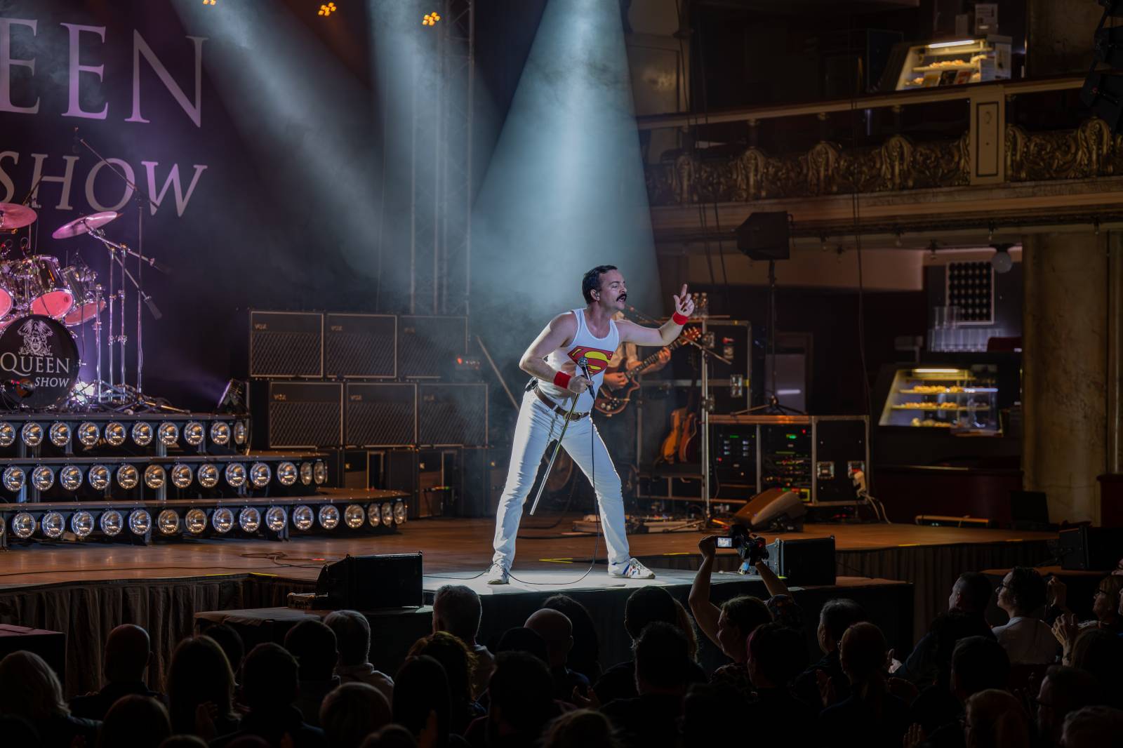 Pražskou Lucernou zněly hity Queen. Kapela Queenshow uzavřela v metropoli své turné po Česku
