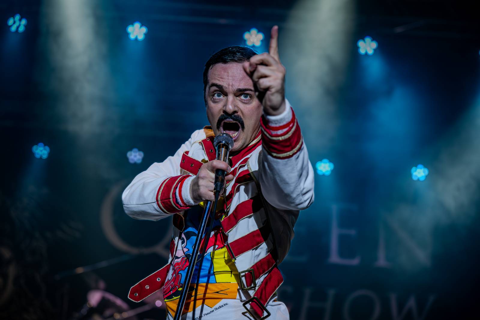 Pražskou Lucernou zněly hity Queen. Kapela Queenshow uzavřela v metropoli své turné po Česku