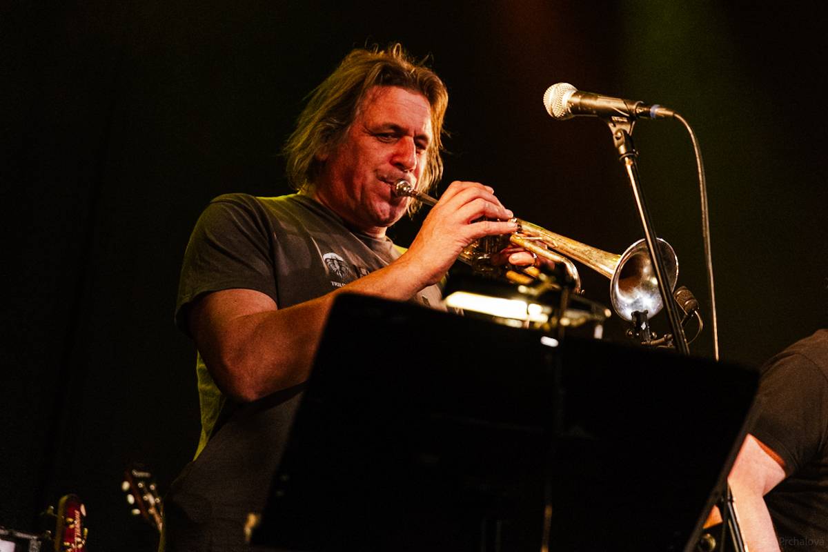 Buzzcocks slaví padesát let na scéně, brněnskou Flédu provedli zásadními momenty své kariéry