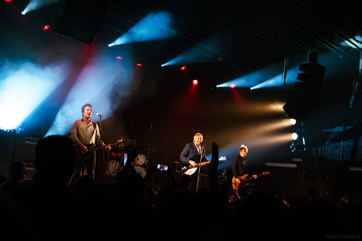 Buzzcocks slaví padesát let na scéně, brněnskou Flédu provedli zásadními momenty své kariéry