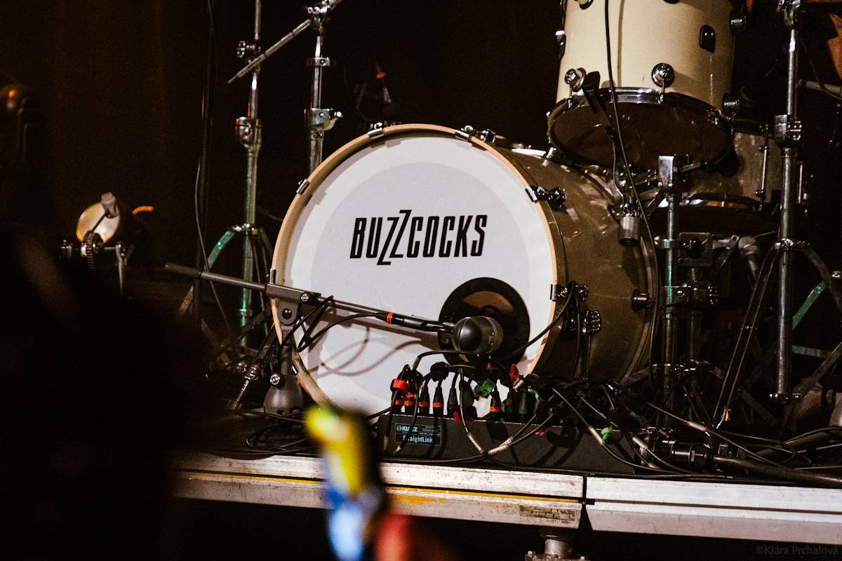 Buzzcocks slaví padesát let na scéně, brněnskou Flédu provedli zásadními momenty své kariéry