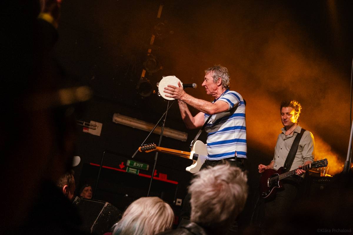 Buzzcocks slaví padesát let na scéně, brněnskou Flédu provedli zásadními momenty své kariéry