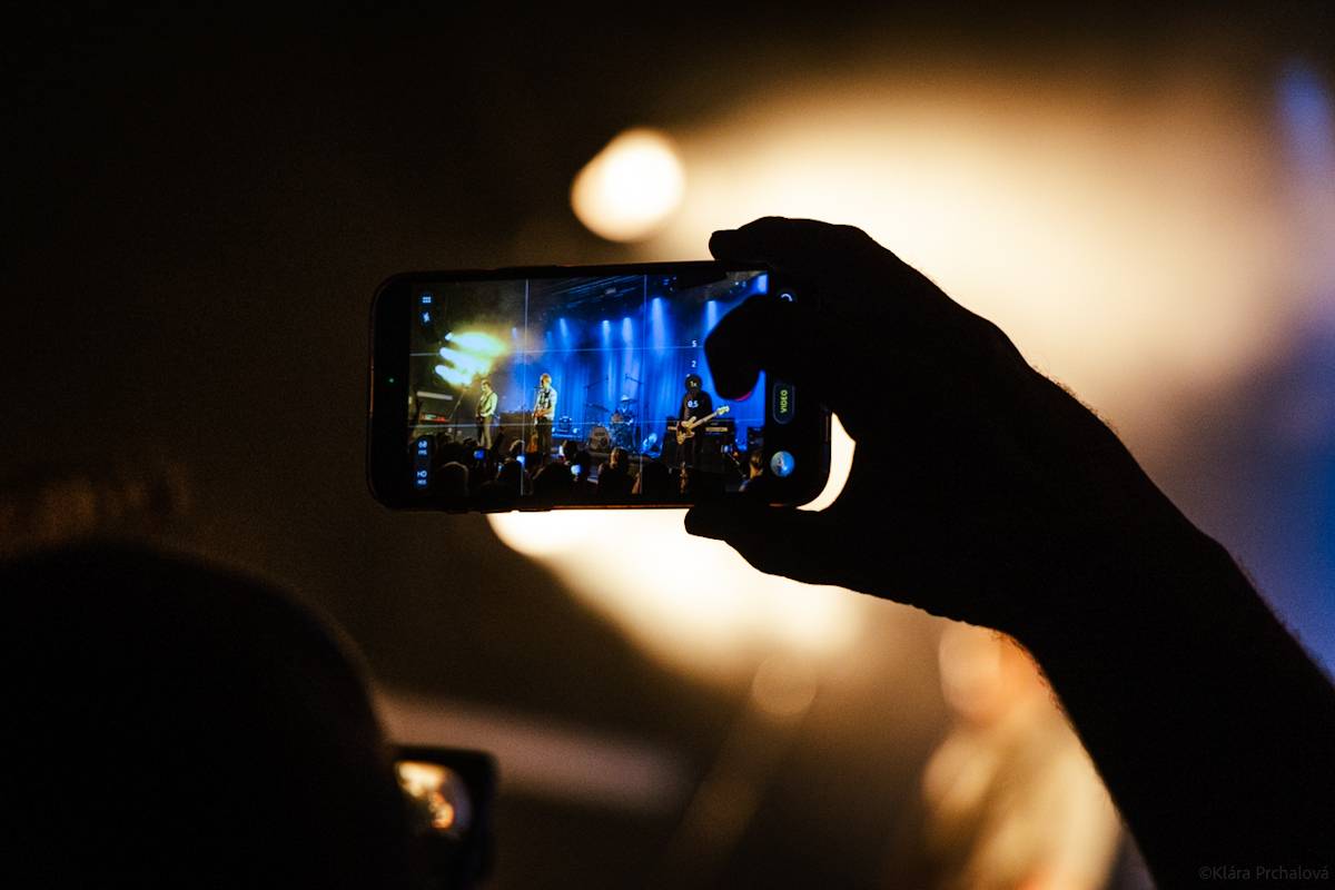 Buzzcocks slaví padesát let na scéně, brněnskou Flédu provedli zásadními momenty své kariéry