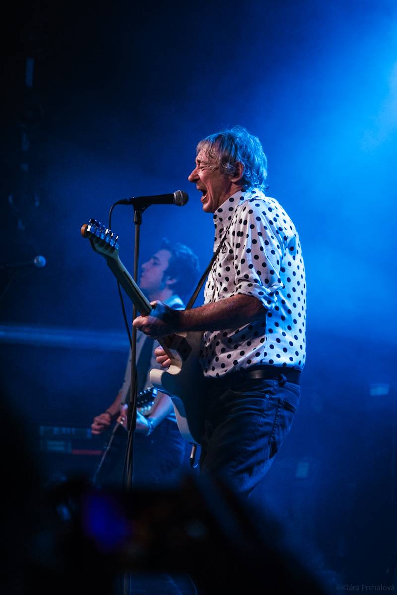 Buzzcocks slaví padesát let na scéně, brněnskou Flédu provedli zásadními momenty své kariéry