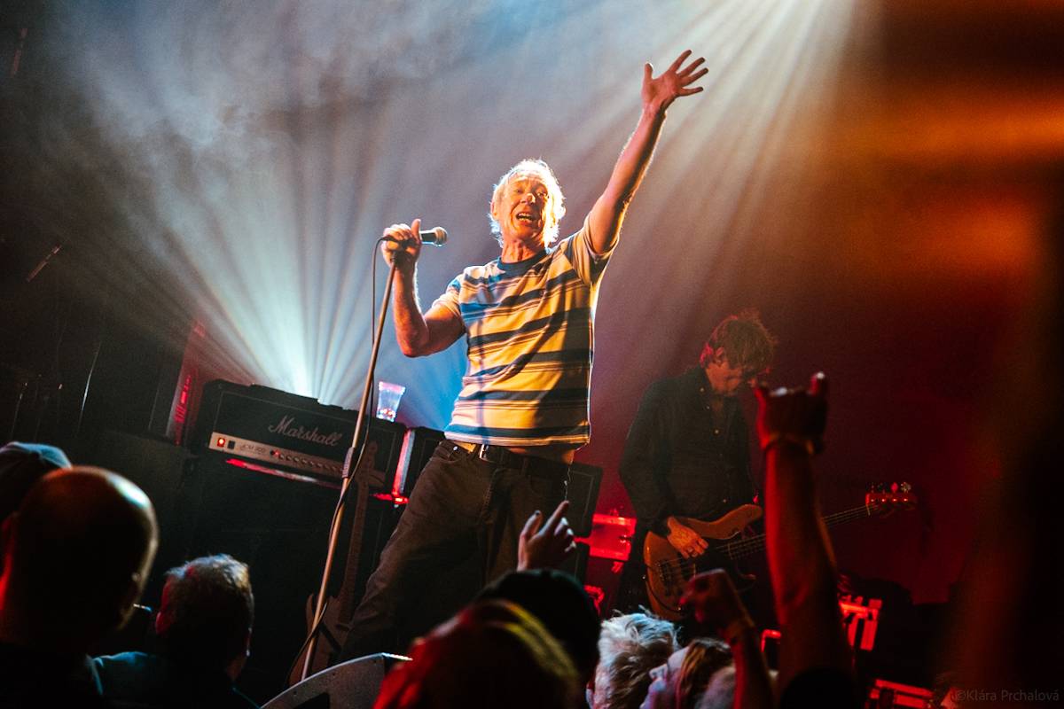 Buzzcocks slaví padesát let na scéně, brněnskou Flédu provedli zásadními momenty své kariéry