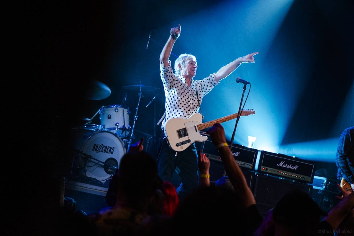 Buzzcocks slaví padesát let na scéně, brněnskou Flédu provedli zásadními momenty své kariéry