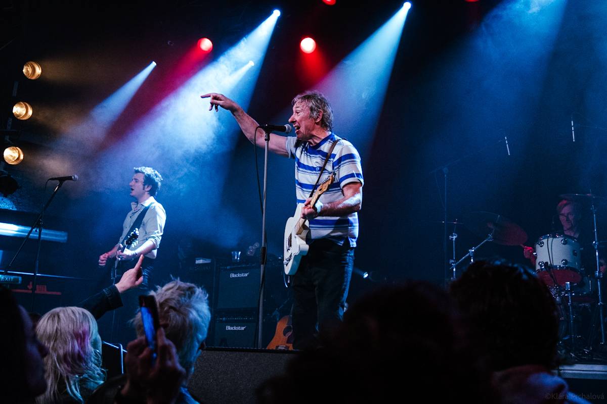 Buzzcocks slaví padesát let na scéně, brněnskou Flédu provedli zásadními momenty své kariéry