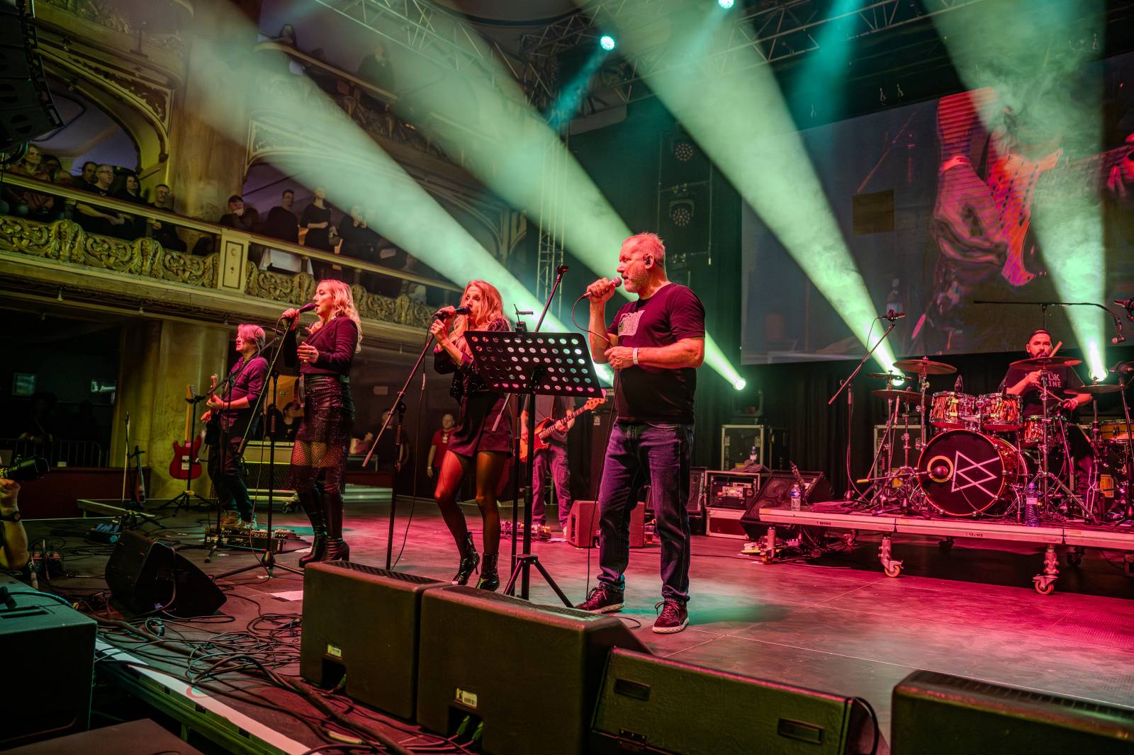 Jasná Páka a Hudba Praha bavily fanoušky téměř do půlnoci, v Lucerně vzpomínaly na Michala Ambrože