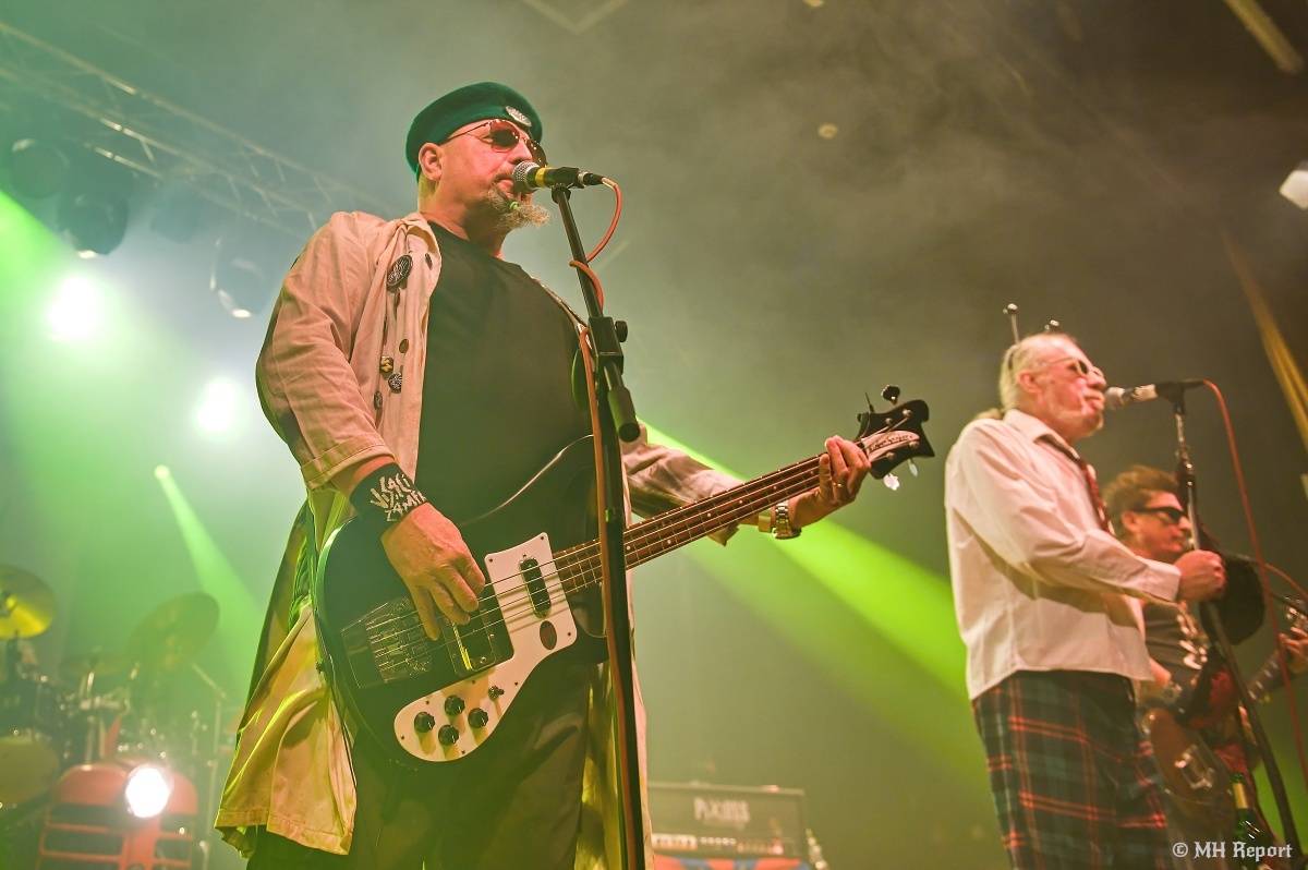 Visací zámek přivezl do plzeňské Šeříkovky Kroniku punku. Fanoušky provedl celou svou tvorbou