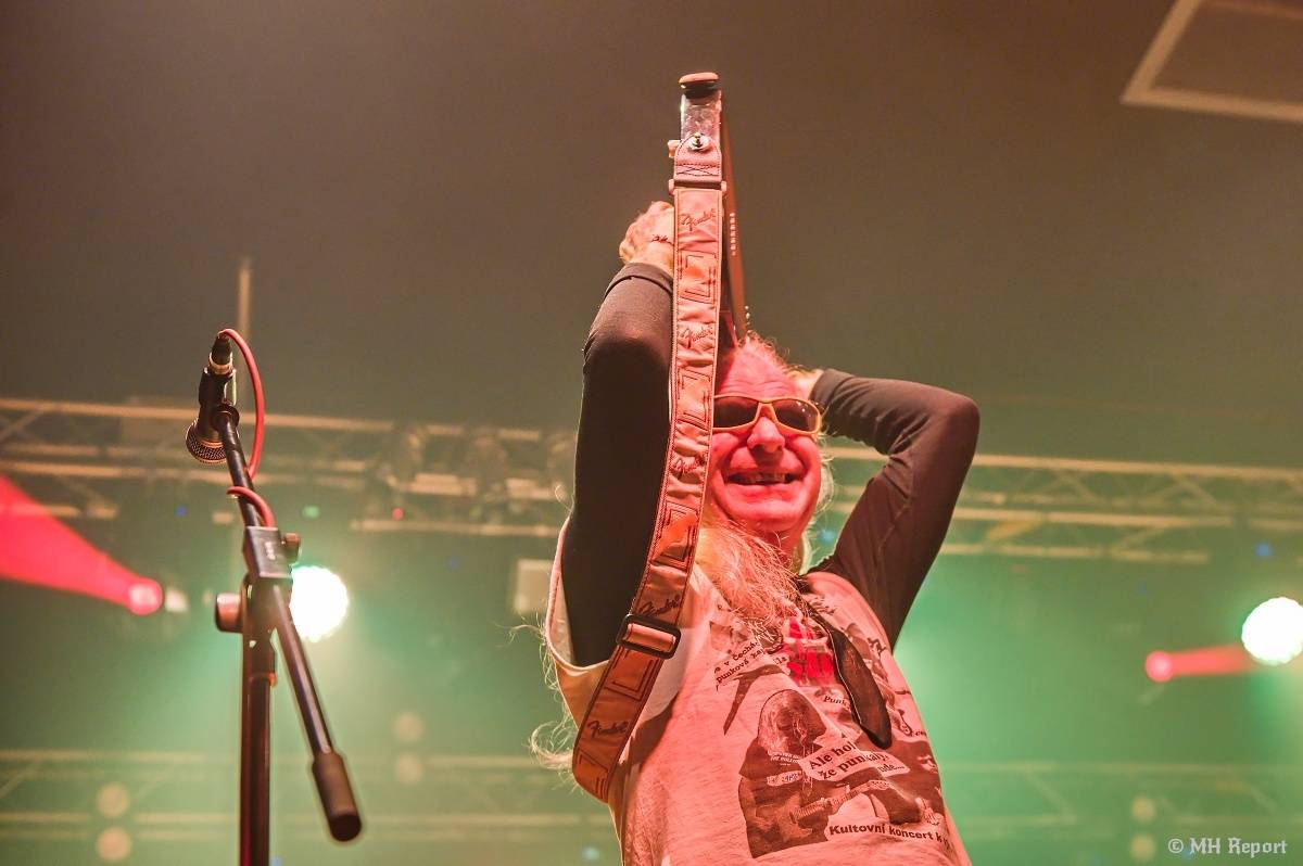 Visací zámek přivezl do plzeňské Šeříkovky Kroniku punku. Fanoušky provedl celou svou tvorbou