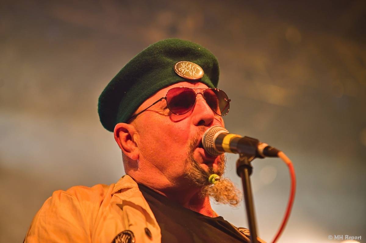 Visací zámek přivezl do plzeňské Šeříkovky Kroniku punku. Fanoušky provedl celou svou tvorbou