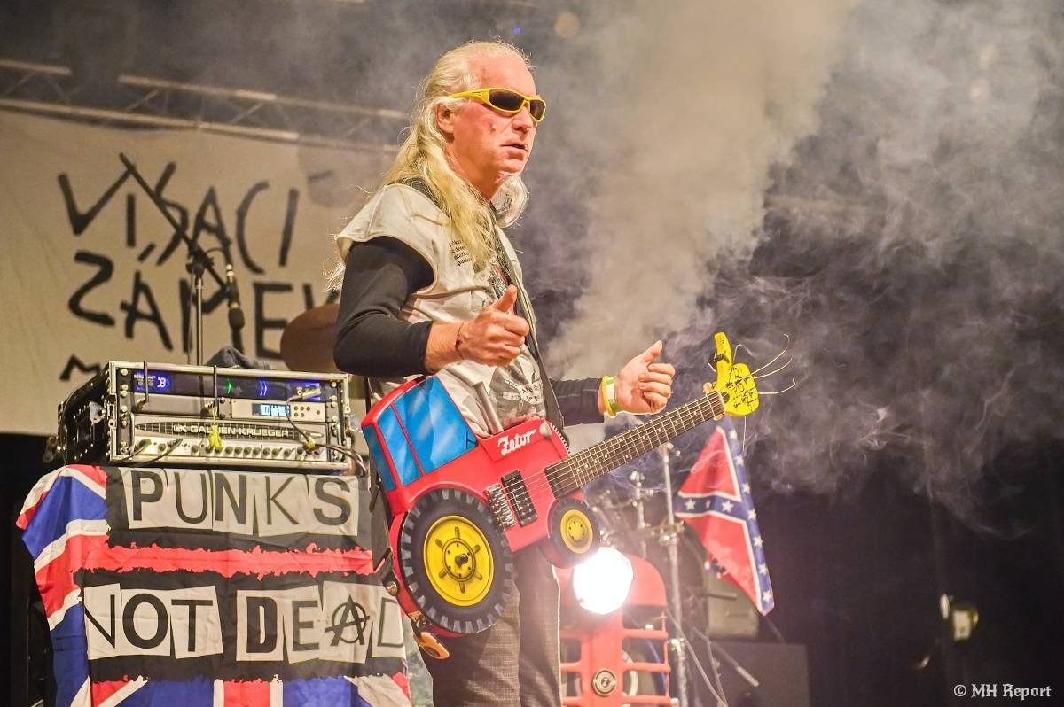 Visací zámek přivezl do plzeňské Šeříkovky Kroniku punku. Fanoušky provedl celou svou tvorbou