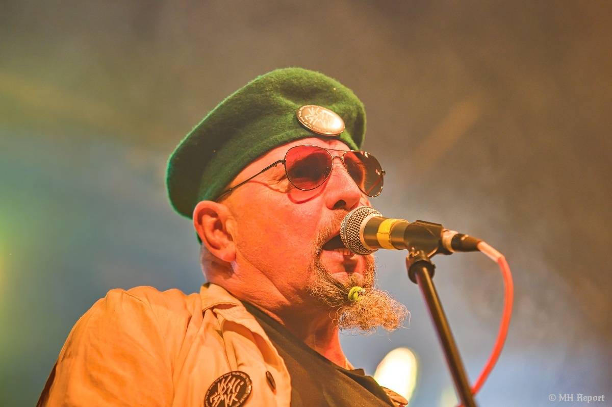 Visací zámek přivezl do plzeňské Šeříkovky Kroniku punku. Fanoušky provedl celou svou tvorbou