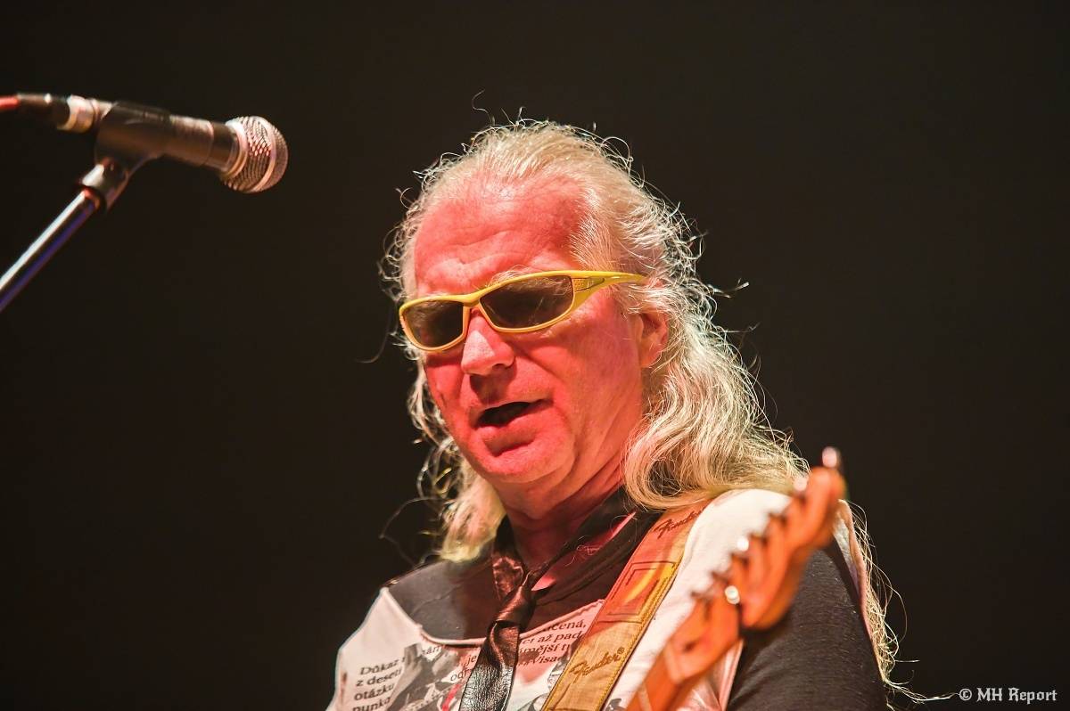 Visací zámek přivezl do plzeňské Šeříkovky Kroniku punku. Fanoušky provedl celou svou tvorbou