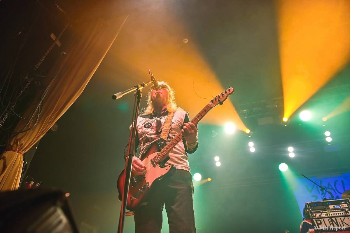 Visací zámek přivezl do plzeňské Šeříkovky Kroniku punku. Fanoušky provedl celou svou tvorbou