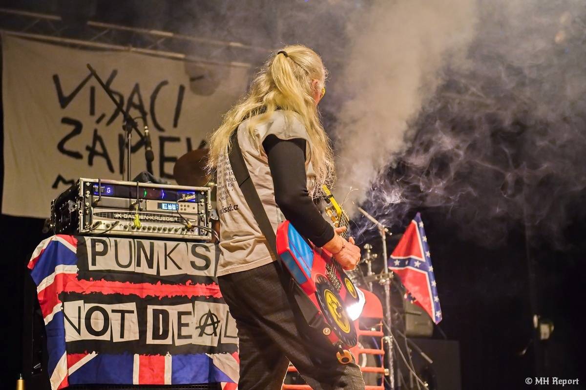 Visací zámek přivezl do plzeňské Šeříkovky Kroniku punku. Fanoušky provedl celou svou tvorbou