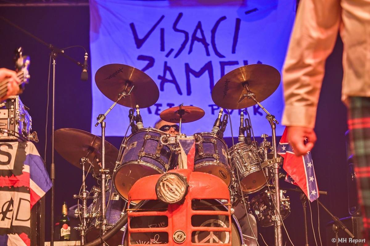 Visací zámek přivezl do plzeňské Šeříkovky Kroniku punku. Fanoušky provedl celou svou tvorbou