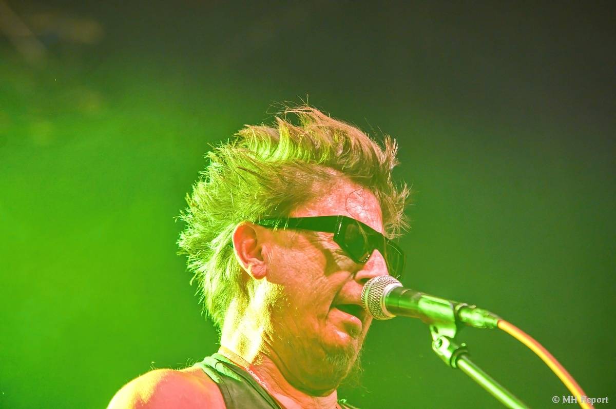 Visací zámek přivezl do plzeňské Šeříkovky Kroniku punku. Fanoušky provedl celou svou tvorbou