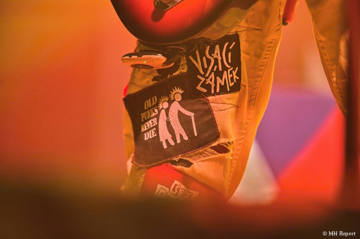 Visací zámek přivezl do plzeňské Šeříkovky Kroniku punku. Fanoušky provedl celou svou tvorbou