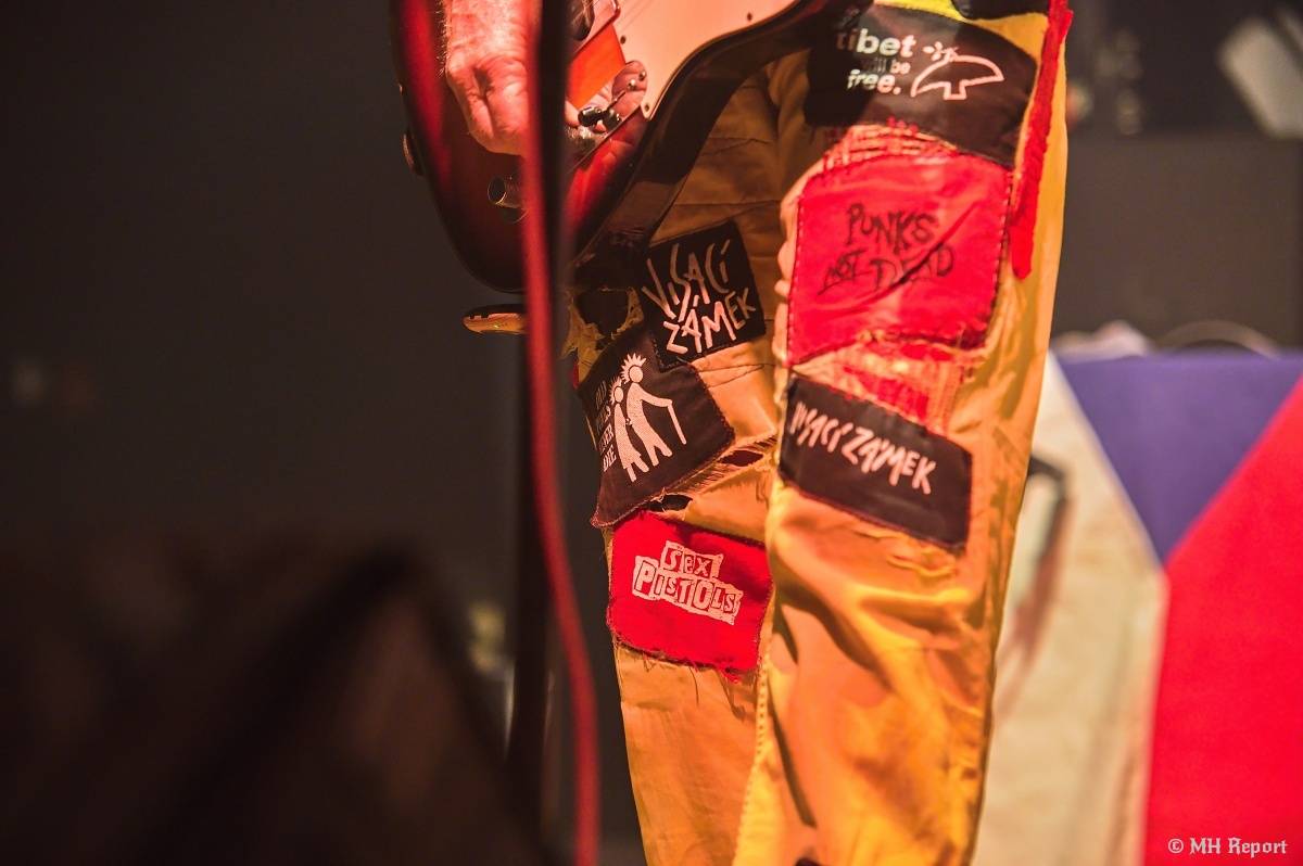 Visací zámek přivezl do plzeňské Šeříkovky Kroniku punku. Fanoušky provedl celou svou tvorbou