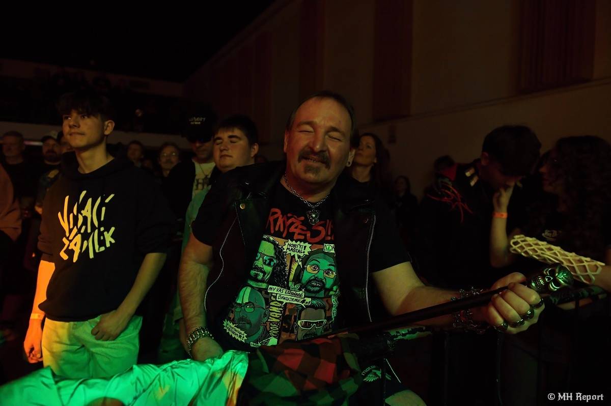 Visací zámek přivezl do plzeňské Šeříkovky Kroniku punku. Fanoušky provedl celou svou tvorbou