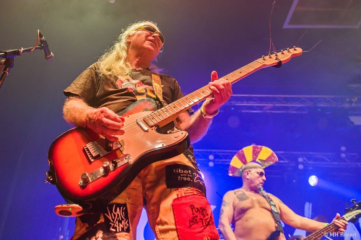 Visací zámek přivezl do plzeňské Šeříkovky Kroniku punku. Fanoušky provedl celou svou tvorbou