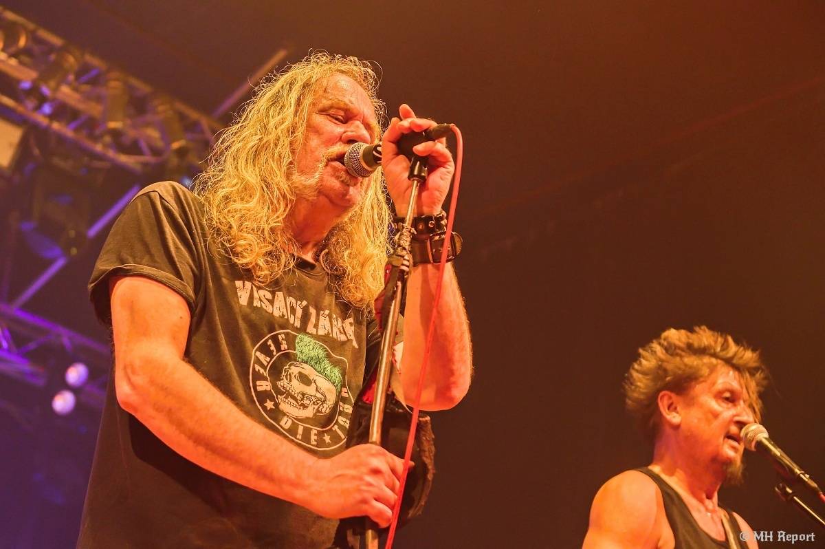 Visací zámek přivezl do plzeňské Šeříkovky Kroniku punku. Fanoušky provedl celou svou tvorbou